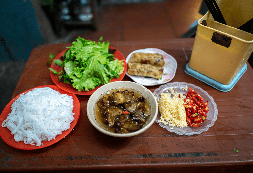 The ways to enjoy Bun Cha Cham and Bun Cha Chan are somewhat different (Source: Canva)